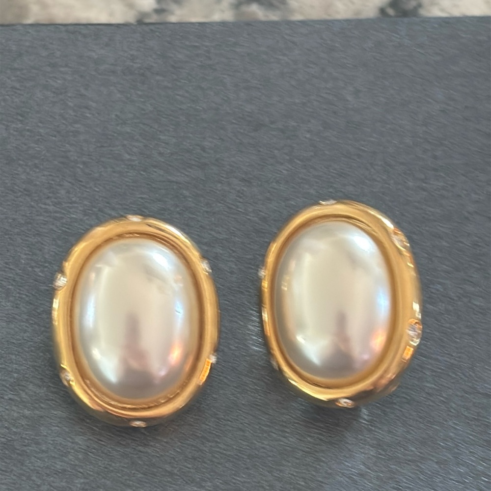 Clip on Earrings with centre pearl 6 stone’s in gold plated 1”